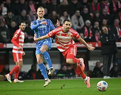 Der Unioner Rani Khedira (r.) im Zweikampf mit Adrian Beck. - © Soeren Stache/dpa