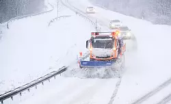 R&auml;umfahrzeuge hatten viel zu tun. # - &copy; Julian Stratenschulte/dpa