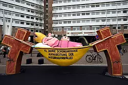 Ein Karnevalswagen vor dem Landgericht Köln wirft der katholischen Kirche unzureichende Aufarbeitung von Missbrauchsfällen vor. - © Federico Gambarini/dpa