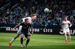 Nick Woltemade setzte sich einmal mehr im Kopfballduell durch. - © Fabian Strauch/dpa