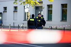 Polizeikr&auml;fte stehen vor der j&uuml;dischen Gemeinde Kahal Adass Jisroel in der Brunnenstra&szlig;e in Berlin-Mitte. - &copy; Christoph Soeder/dpa