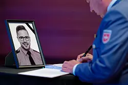 Der Polizist war bei einem Einsatz erschossen worden. - © Uwe Anspach/dpa