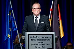 Bundesinnenminister Alexander Dobrindt sprach von einer schrecklichen Tat. - © Uwe Anspach/dpa