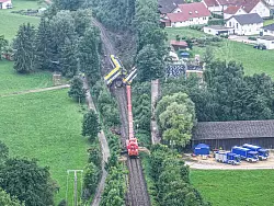 Ein Regionalexpress entgleist und rei&szlig;t drei Menschen in den Tod. - &copy; Jason Tschepljakow/dpa