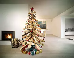 DIY-Variante für Heimwerker - dieser Weihnachtsbaum besteht aus Holzscheiten. - © Bosch/DIY Academy/dpa-tmn