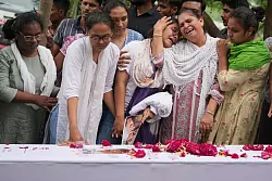 Familienmitglieder eines Opfers trauern bei seiner Beisetzung. (Archivbild) - © Ajit Solanki/AP/dpa