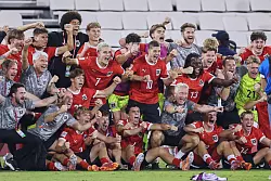 Im Freudentaumel: Österreichs U17-Fußballer. - © Hussein Sayed/AP/dpa