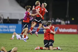 Nach dem historischen Erfolg gibt es kein Halten mehr. - © Hussein Sayed/AP/dpa