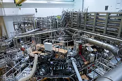 Monatelang wurde das Kernfusionsexperiment &laquo;Wendelstein 7-X&raquo; gewartet und wieder hochgefahren bevor in K&uuml;rze eine neue Experimentierphase startet. - &copy; Stefan Sauer/dpa