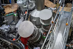 1000 Tonnen wiegt die Forschungsanlage &laquo;Wendelstein 7-X&raquo;. Investitionen, Betriebs- und Personalkosten sowie laufende Kosten summieren sich auf &uuml;ber eine Milliarde Euro. - &copy; Stefan Sauer/dpa