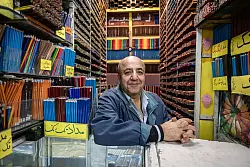 F&uuml;r Mohammed Rafi ist der Verkauf von Buntstiften eine echte Leidenschaft. - &copy; Arne B&auml;nsch/dpa
