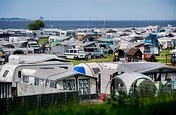 Campingplätze haben 20 Prozent mehr Gäste als vor Corona. (Archivbild) - © Hauke-Christian Dittrich/dpa