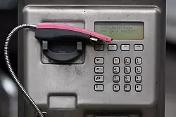 Ein abgebrochener Telefonh&ouml;rer liegt in der Halterung eines deaktivierten Fernsprechers. - &copy; Federico Gambarini/dpa