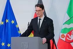 Hass, Hetze, Rassismus und Antisemitismus müsse entgegengetreten werden, sagte Ministerpräsident Hendrik. - © Rolf Vennenbernd/dpa