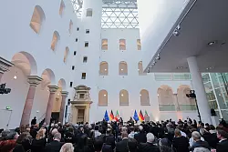 Zahlreiche Menschen waren bei der Gedenkveranstaltung im Düsseldorfer Ständehaus. - © Rolf Vennenbernd/dpa