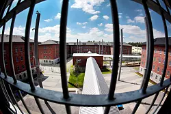 Weniger Gefangene sind in den NRW-Gefängnissen. (Archivbild) - © Oliver Berg/dpa