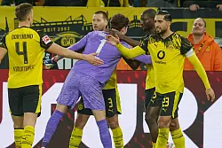Nach dem 3:0 gab es f&uuml;r Serhou Guirassy (2.v.r) auch Gl&uuml;ckw&uuml;nsche vom Keeper. - &copy; Bernd Thissen/dpa