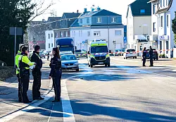 Ein Fußgänger ist in Solingen von einem Auto erfasst und sehr schwer verletzt worden - die Polizei fahndet nach dem Unfallfahrer. - © Gianni Gattus/dpa