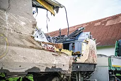 Die &Uuml;berreste zeigen das Ausma&szlig; des Ungl&uuml;cks. - &copy; Jason Tschepljakow/dpa