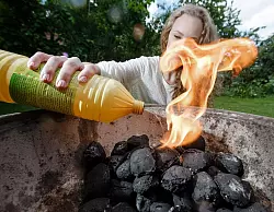 Brennt schnell und vielleicht auch bald in Ihrem Gesicht: Flüssige Brandbeschleuniger wie Spiritus sollten nicht zum Anzünden des Grills verwendet werden. - © Markus Scholz/dpa-tmn