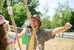 Sich Wasser ins Gesicht spritzen zu lassen, hilft bei der Wärme. - © Annette Riedl/dpa