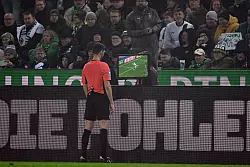 Schiedsrichter Jöllenbeck beim Videockeck. - © Federico Gambarini/dpa