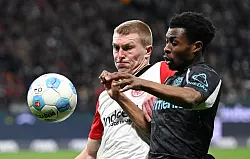 Eintracht Frankfurt um Rasmus Kristensen (l) und Bayer Leverkusen um Nathan Tella lieferten eine temporeiche Anfangsphase ab. - © Arne Dedert/dpa