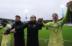 Inzwischen ein gewohntes Bild: Hertha feiert mit den Fans. - © Marcus Brandt/dpa