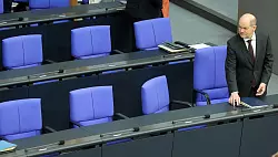 Dreieinhalb Jahre saß Scholz auf der Regierungsbank. Künftig ist sein Platz auf der anderen Seite. - © Wolfgang Kumm/dpa