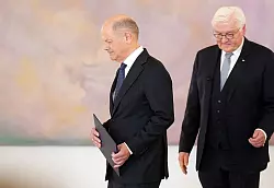 Die Entlassungsurkunde bekam Scholz schon im Schloss Bellevue. Am Dienstag wird wahrscheinlich sein Nachfolger Friedrich Merz dort seine Ernennungsurkunde erhalten. - © Michael Kappeler/dpa