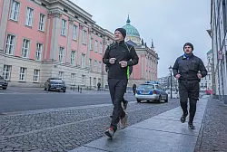 Mit Laufen und Rudern will Scholz sich weiter fit halten. - © Michael Kappeler/dpa