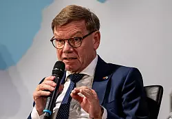 Au&szlig;enminister Johann Wadephul (CDU) beim Wirtschaftstag der Botschafterkonferenz im Ausw&auml;rtigen Amt. - &copy; Fabian Sommer/dpa