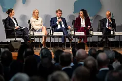 Beim Wirtschaftstag der Botschafterkonferenz im Ausw&auml;rtigen Amt diskutiert auch BDI-Pr&auml;sidenten Peter Leibinger (rechts) mit den Diplomatinnen und Diplomaten. - &copy; Fabian Sommer/dpa