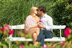 Die Mehrzahl der Nutzerinnen und Nutzer würden lieber im echten Leben einen Partner oder eine Partnerin kennenlernen. (Foto-Illustration) - © Mohssen Assanimoghaddam/dpa