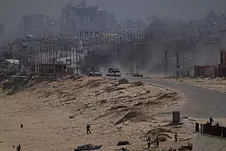 Panzer der israelischen Armee auf einer Stra&szlig;e im zentralen Gazastreifen. - &copy; Abdel Kareem Hana/AP/dpa