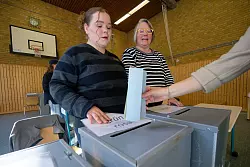 K&ouml;lns j&uuml;ngste Wahlhelferin ist 16, der &auml;lteste Wahlhelfer 93 Jahre alt. - &copy; Henning Kaiser/dpa