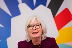 Auch der erste Kuss erfolgt sp&auml;ter. - &copy; Rolf Vennenbernd/dpa