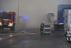 Dichter Rauch erschwert die L&ouml;scharbeiten und bringt Anwohner in Gefahr. - &copy; Alexander Forstreuter/dpa