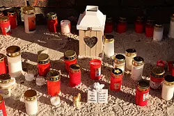 Viele Kerzen erinnern an den achtj&auml;hrigen Fabian, der einem Gewaltverbrechen zum Opfer fiel. - &copy; Bernd W&uuml;stneck/dpa