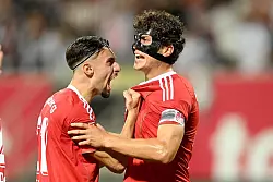 Zu fr&uuml;h gejubelt: Das Kopfballtor von Maskenmann Fabio Gruber wurde wegen Abseits vom Video-Assistenten kassiert. - &copy; Jens Niering/dpa