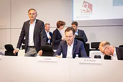 Auf der Betriebsversammlung in Wolfsburg verteidigen die VW-Vorst&auml;nde ihre j&uuml;ngsten Sparpl&auml;ne. - &copy; Moritz Frankenberg/dpa Pool/dpa