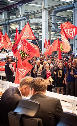 Auf der Betriebsversammlung in Wolfsburg begr&uuml;&szlig;en Mitarbeiter den Vorstand mit scharfem Protest gegen die j&uuml;ngsten Sparpl&auml;ne. - &copy; Moritz Frankenberg/dpa Pool/dpa