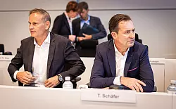 Auf der Betriebsversammlung in Wolfsburg verteidigen die VW-Vorst&auml;nde ihre j&uuml;ngsten Sparpl&auml;ne. - &copy; Moritz Frankenberg/dpa Pool/dpa