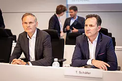 Auf der Betriebsversammlung in Wolfsburg verteidigen die VW-Vorst&auml;nde ihre j&uuml;ngsten Sparpl&auml;ne. - &copy; Moritz Frankenberg/dpa Pool/dpa