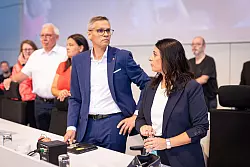 Auf der Betriebsversammlung in Wolfsburg k&uuml;ndigen IG Metall und Betriebsrat erbitterten Widerstand gegen die j&uuml;ngsten Sparpl&auml;ne an. - &copy; Moritz Frankenberg/dpa Pool/dpa