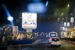 Mit gro&szlig;en Schildern hei&szlig;t Modi seinen Gast willkommen. - &copy; Kay Nietfeld/dpa