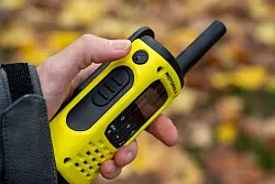 Wegen der recht kurzen Antenne sind in der Stadt und auf freiem Gelände maximal anderthalb Kilometer Reichweite drin, im Wald oft nur wenige hundert Meter. - © Nico Tapia/dpa-tmn