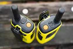 Draußen und unterwegs fühlen sich die kleinen «Funken» am wohlsten: Sie sind ideale Kommunikationsmittel für Freizeit und Sport. - © Nico Tapia/dpa-tmn