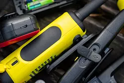 Anschlussfreudig: USB-Ladebuchsen und ein Headset-Anschluss an Walkie-Talkies. - © Nico Tapia/dpa-tmn