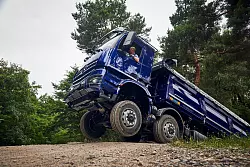 «Doch, ich muss genau hier hoch» - und mit dem Mercedes Arocs schafft man auch solche Strecken meist. - © Frederik Dulay-Winkler/Daimler Truck AG/dpa-tmn